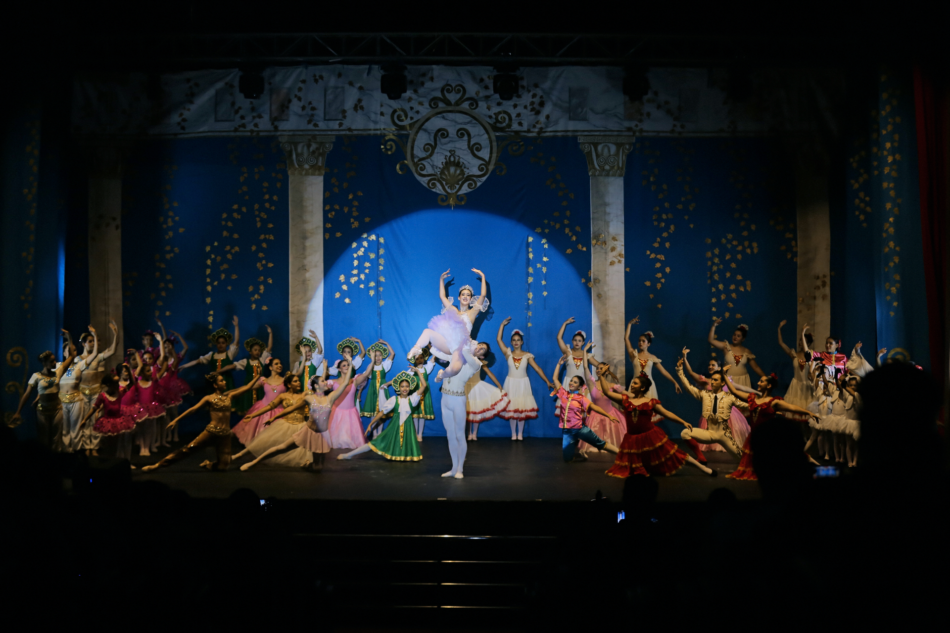 Gran montaje de ballet clásico de DANZAR con todo el elenco en escena