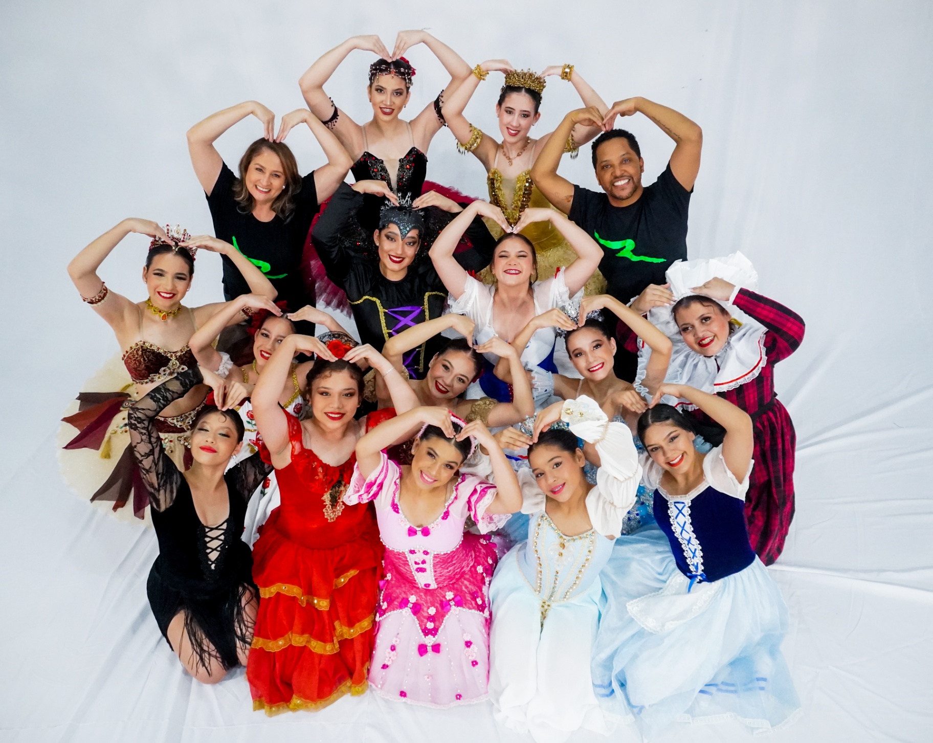 Elenco completo de DANZAR junto a la profesora Pilar Vargas en una sesión de fotos