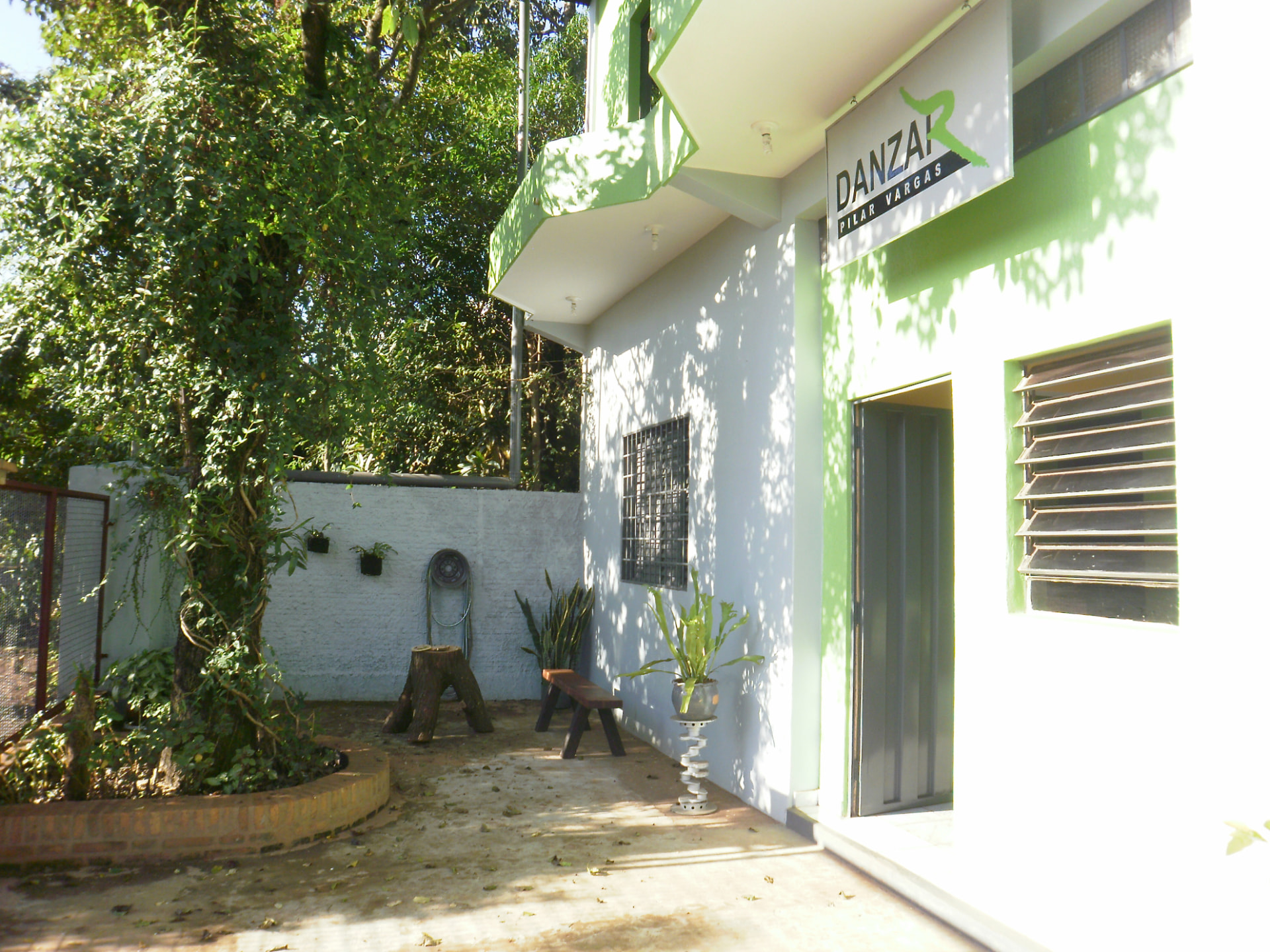 Fachada de la academia DANZAR Pilar Vargas en Ciudad del Este